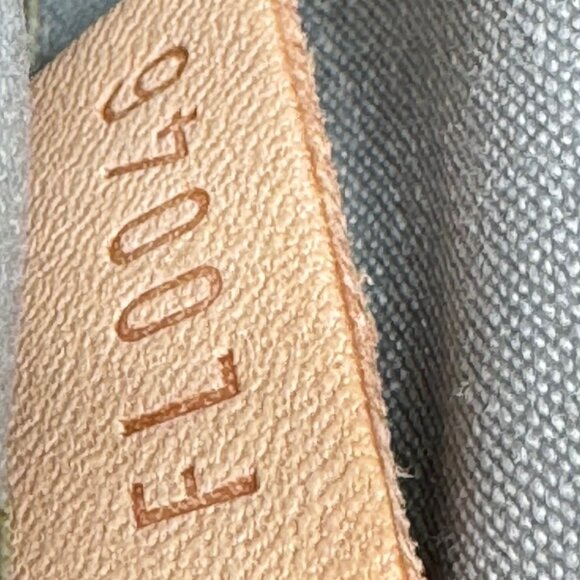 Authentic Louis Vuitton Perle Monogram Vernis Malibu Street Clutch Bag - Picture 11 of 16